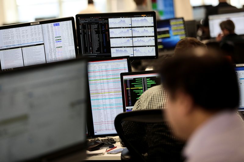 &copy; Reuters. Des traders travaillent en salle des marchés de l'indice IG. /Photo prise le 6 février 2018/REUTERS/Simon Dawson