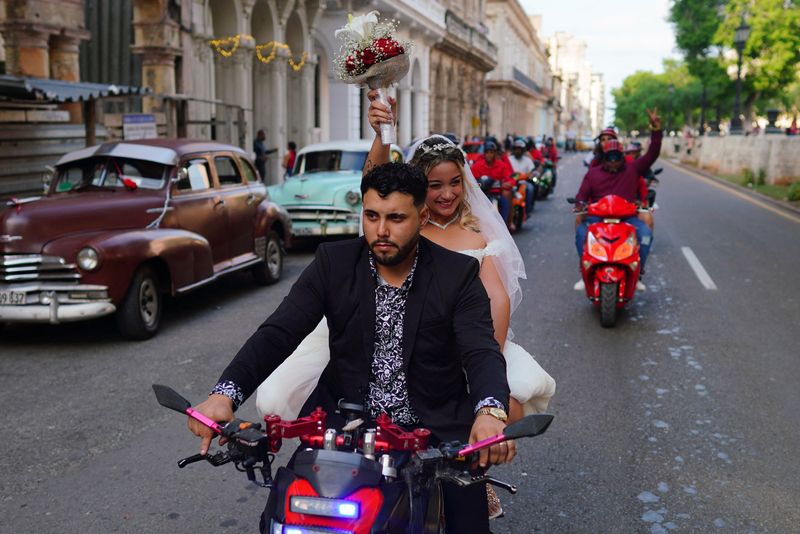 &copy; Reuters. Noivos optam por motocicletas elétricas em vez de limusines em meio à escassez de combustível em Cuba
27/12/2023
REUTERS/Alexandre Meneghini