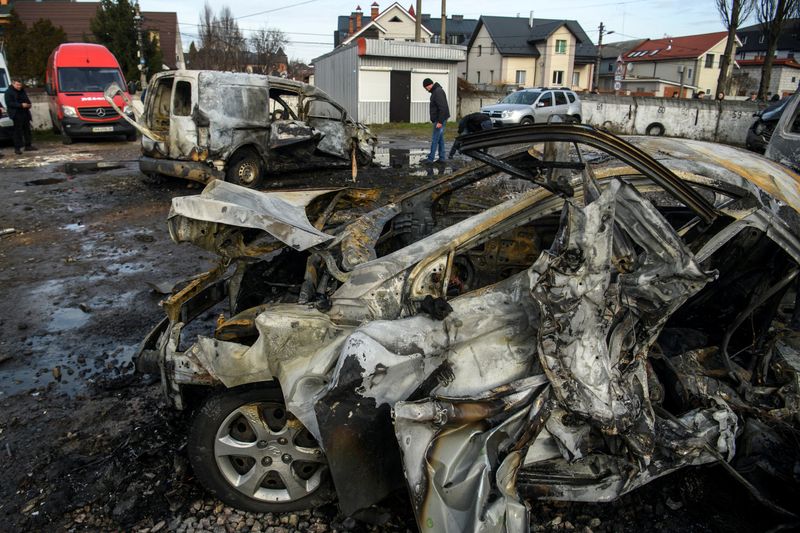 &copy; Reuters. A man walks next to a car destroyed during a Russian missile and drone strike, amid Russia's attack on Ukraine, in Kyiv, Ukraine December 29, 2023. REUTERS/Vladyslav Musiienko