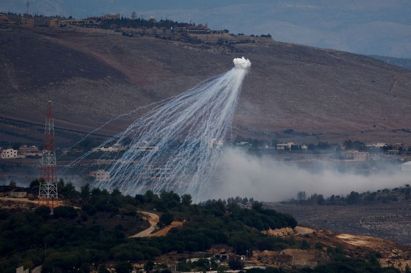 &copy; Reuters. فوسفور أبيض أطلقه الجيش الإسرائيلي في هذه الصورة التي التقطت من الحدود الإسرائيلية اللبنانية في شمال إسرائيل يوم 12 نوفمبر تشرين الثاني 2023. 
