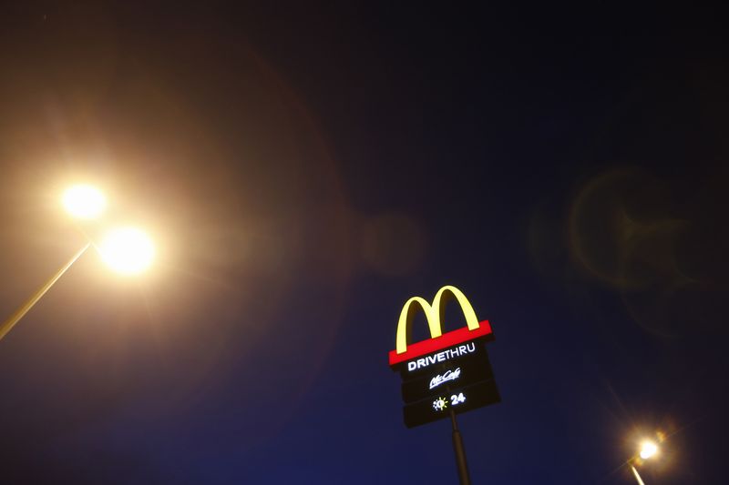 &copy; Reuters. شعار سلسلة مطاعم (ماكدونالدز) في ماليزيا في صورة من أرشيف رويترز.