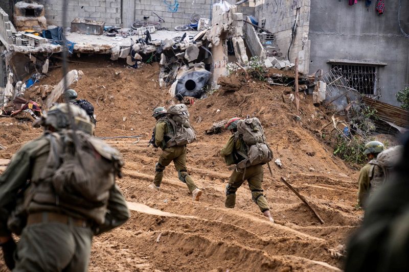 &copy; Reuters. Des soldats israéliens opèrent dans la bande de Gaza dans le cadre du conflit entre Israël et le groupe islamiste palestinien Hamas. /Photo diffusée le 30 décembre 2023/Israel Defense Forces/