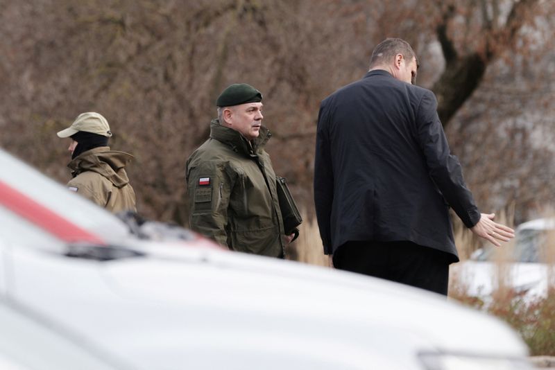 &copy; Reuters. رئيس هيئة الأركان العامة للجيش البولندي الجنرال فيسلاف كوكولا لدى وصوله لحضور اجتماع مجلس الأمن في وارسو يوم الجمعة في صورة لرويترز.