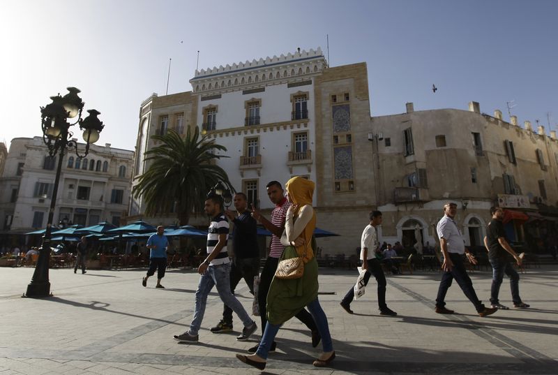&copy; Reuters. الناس يسيرون في شوارع العاصمة التونسية تونس في صورة من أرشيف رويترز . 
