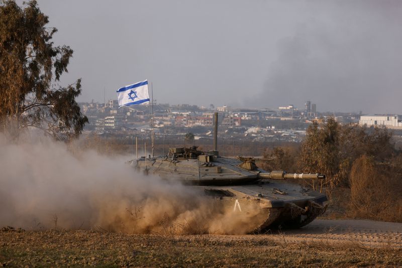 © Reuters. دبابة إسرائيلية تتوجه صوب الحدود بين إسرائيل وغزة يوم السبت. تصوير: عامير كوهين - رويترز.  