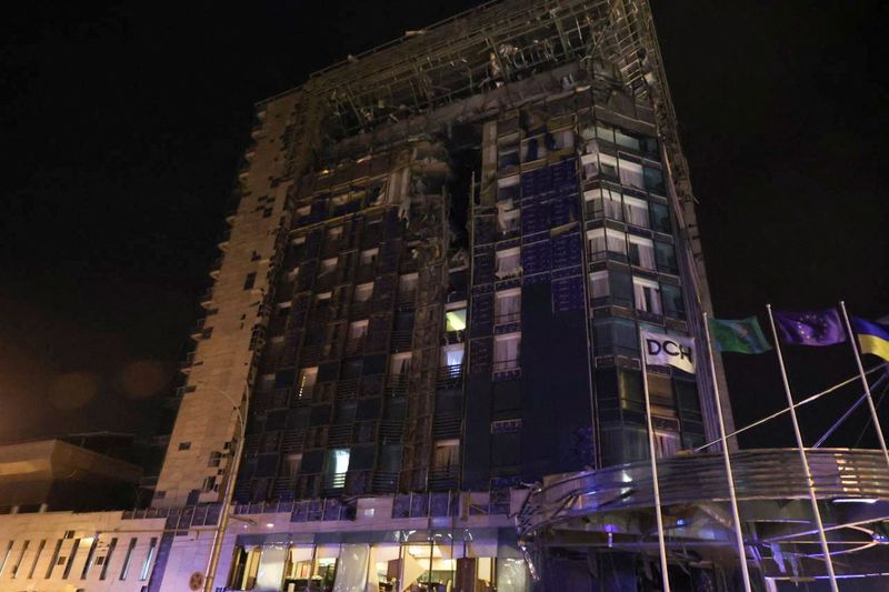 &copy; Reuters. منظر عام للأضرار التي لحقت بفندق خاركيف بالاس بوسط مدينة خاركيف الأوكرانية جراء هجوم صاروخي روسي عليها يوم السبت وسط الحرب الدائرة بين روسي