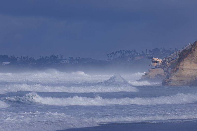 © Reuters. Large ocean swells come ashore in Solana Beach, California, U.S., December 30, 2023.  REUTERS/Mike Blake