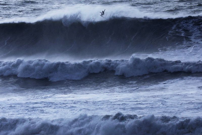 &copy; Reuters. راكب أمواج على شاطئ بولاية كاليفورنيا الأمريكية يوم 28 ديسمبر كانون الأول 2023. تصوير: نيثان فراندينو - رويتلاز.