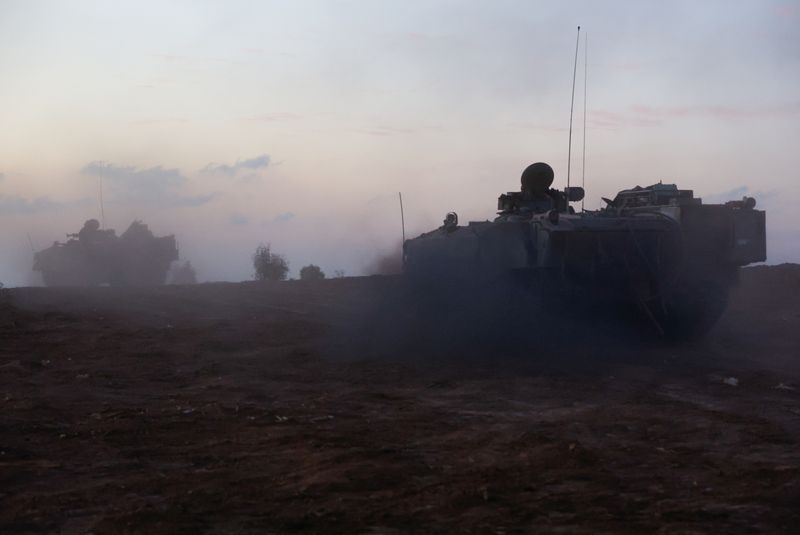 &copy; Reuters. Israeli military operates near Gaza, amid a temporary truce between Hamas and Israel, in South Israel, November 30, 2023. REUTERS/Alexander Ermochenko