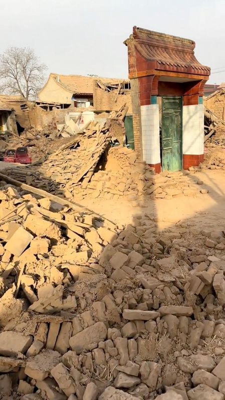 &copy; Reuters. منظر لأنقاض المباني المدمرة في أعقاب الزلزال الذي ضرب إقليمي قانسو وتشينغهاي شمال غرب الصين في صورة مأخوذة من مقطع فيديو على وسائل التواصل 
