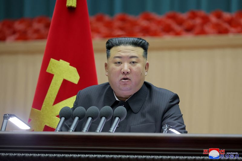 &copy; Reuters. زعيم كوريا الشمالية كيم جونج أون يتحدث في اجتماع في بيونجيانج في هذه الصورة التي نشرتها وكالة الأنباء المركزية الكورية يوم 5 ديسمبر كانون ال