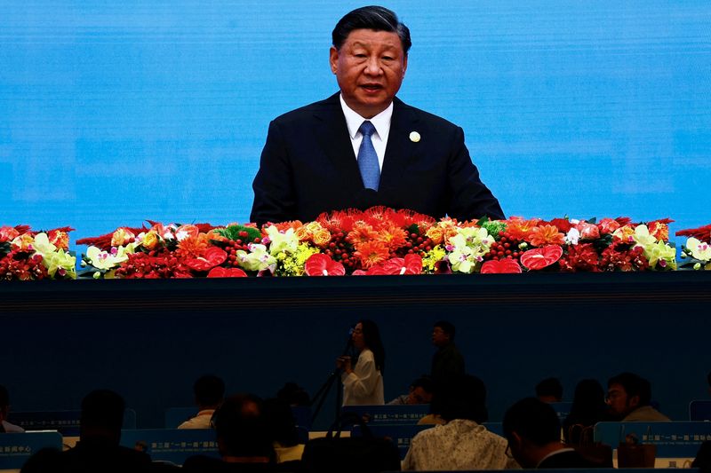 &copy; Reuters. Journalists watch a giant screen broadcasting footage of Chinese President Xi Jinping speaking at the opening ceremony of the Third Belt and Road Forum (BRF), at the media centre in Beijing, China October 18, 2023. REUTERS/Tingshu Wang/File Photo