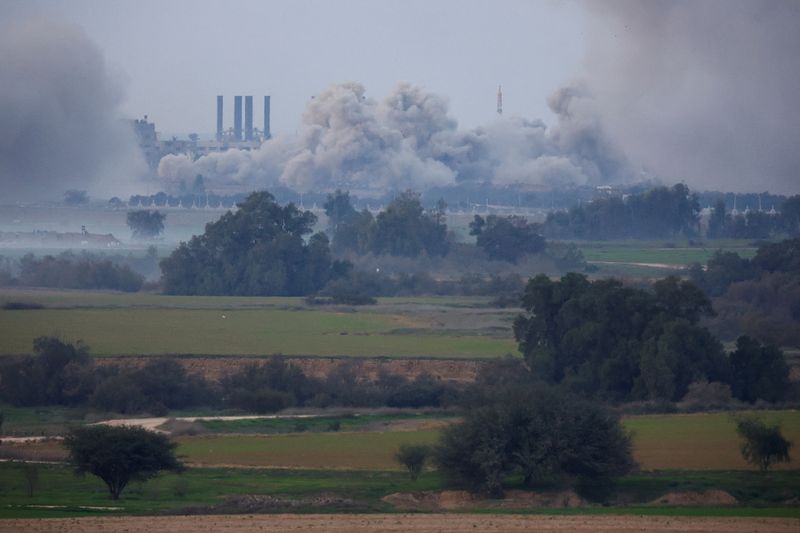 &copy; Reuters. الدخان يتصاعد فوق غزة، وسط الصراع المستمر بين إسرائيل وحركة المقاومة الإسلامية حماس كما يظهر من جنوب إسرائيل يوم السبت. تصوير: عامير كوهين - 