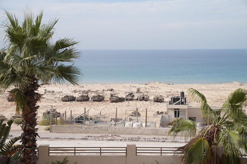 &copy; Reuters. Des véhicules militaires israéliens sur une plage lors de l'opération terrestre de l'armée israélienne contre le groupe islamiste palestinien Hamas, dans la bande de Gaza. /Photo diffusée le 13 novembre 2023/Forces de Défense Israéliennes/REUTERS