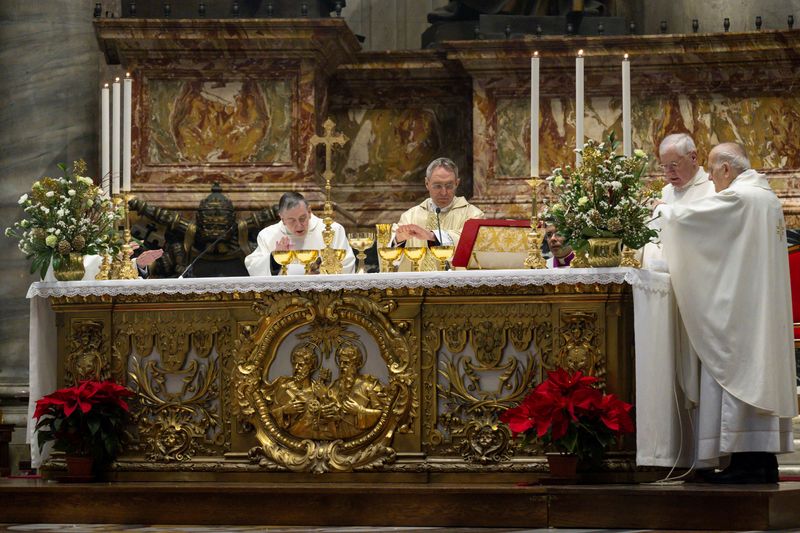 &copy; Reuters. Former Pope Benedict's closest aide and private secretary, Archbishop Georg Ganswein, leads a mass in memory of Pope Emeritus in St. Peter's Basilica, at the Vatican, December 31, 2023.    Vatican Media/­Handout via REUTERS  