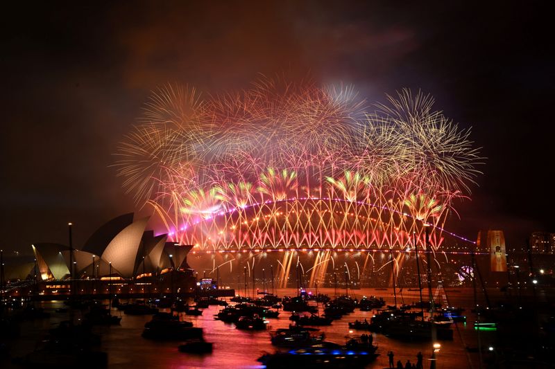 &copy; Reuters. Fireworks are seen over the Sydney Opera House and Harbour Bridge during New Year's Eve celebrations in Sydney, Australia January 1, 2024. AAP Image/Dan Himbrechts via REUTERS 