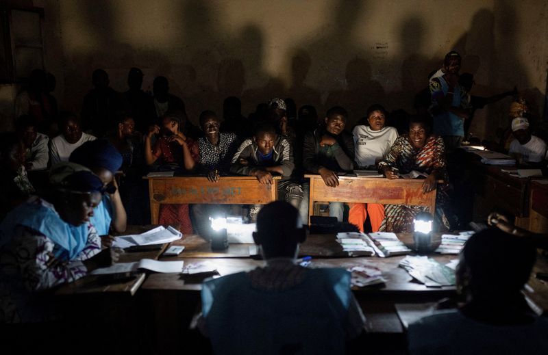 &copy; Reuters. Des fonctionnaires de la Commission électorale nationale indépendante (CENI) et des agents électoraux dans un centre de vote après l'élection présidentielle à Goma, dans la province du Nord-Kivu de la République démocratique du Congo. /Photo d'ar