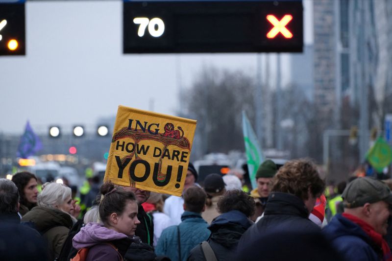© Reuters. Climate activists from Extinction Rebellion Netherlands protest against ING on a highway in Amsterdam, Netherlands December 30, 2023 in this picture obtained from social media. Extinction Rebellion Netherlands/via REUTERS