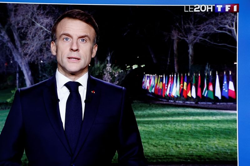 &copy; Reuters. الرئيس الفرنسي إيمانويل ماكرون على شاشة تلفزيون بينما يلقي خطابه يوم الأحد بمناسبة قدوم السنة الجديدة 2024. تصوير: بينوا تيسيه - رويترز 