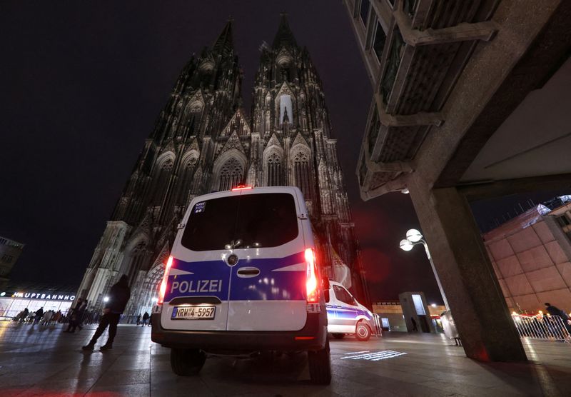 &copy; Reuters. الشرطة الألمانية تعمل على تأمين الكاتدرائية بوسط كولونيا يوم 23 ديسمبر كانون الأول 2023. تصوير: تيلو شمولجين - رويترز 