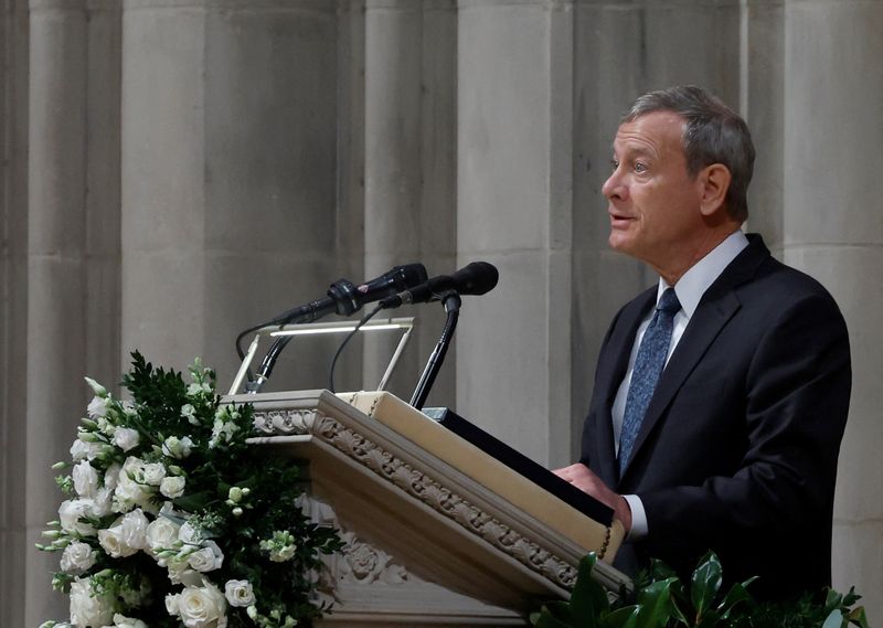 &copy; Reuters. FILE PHOTO: U.S. Chief Justice John Roberts speaks during the funeral service for retired U.S. Supreme Court Justice Sandra Day O’Connor at the Washington National Cathedral in Washington, U.S., December 19, 2023. REUTERS/Evelyn Hockstein/File Photo