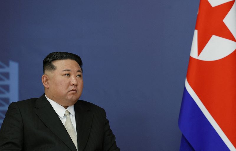 &copy; Reuters. زعيم كوريا الشمالية كيم جونج أون خلال اجتماع مع الرئيس الروسي فلاديمير بوتين (لا يظهر في الصورة) بقاعدة جوية في منطقة أمور بأقصى شرق روسيا في
