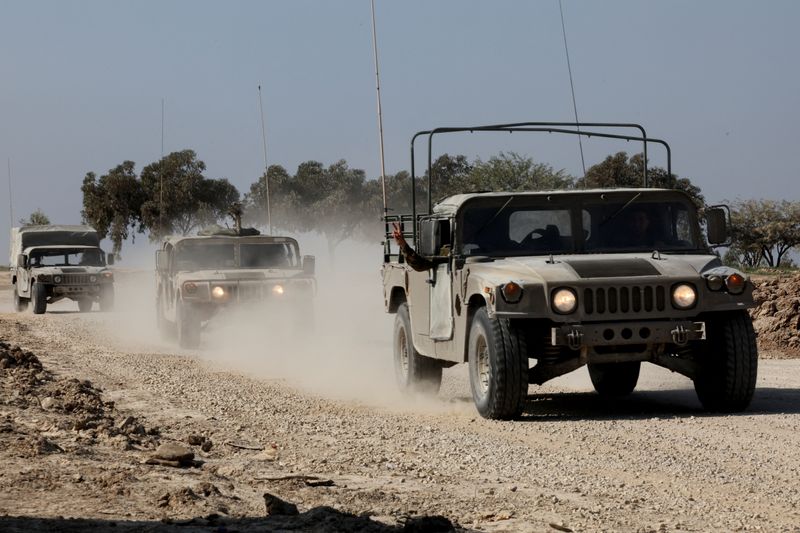 &copy; Reuters. مركبات عسكرية إسرائيلية تتحرك بالقرب من الحدود مع غزة بجنوب إسرائيل يوم الأحد. تصوير:  بيوليتا سانتوس مورا - رويترز.
