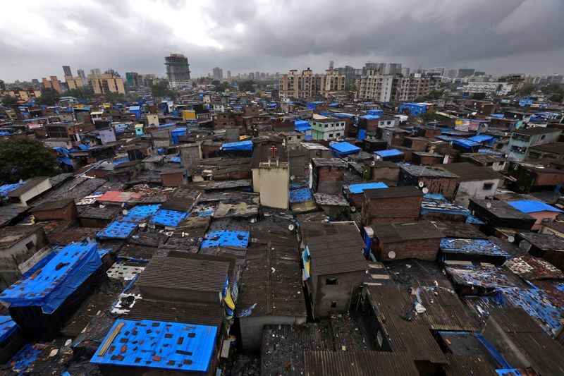 &copy; Reuters. منظر عام لمنطقة دارافي في مومباي بالهند يوم الأول من أغسطس آب 2023. تصوير: نيهاريكا كولكارني - رويترز.