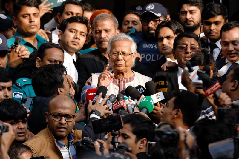 &copy; Reuters. الحائز على جائزة نوبل محمد يونس من بنجلادش أمام المحكمة عقب إدانته بتهمة انتهاك قانون العمل في دكا يوم الأحد. تصوير: محمد بونير حسين - رويترز.