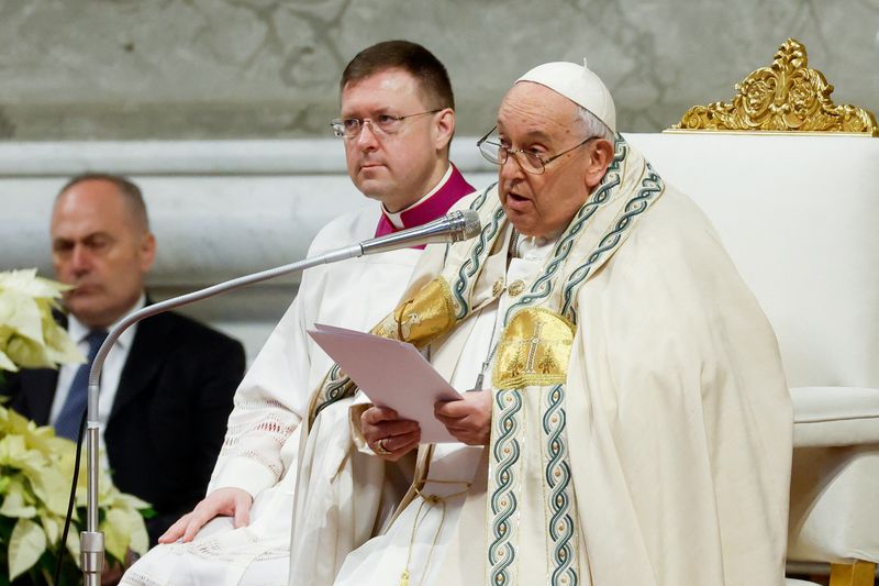 &copy; Reuters. Foto del lunes del Papa Francisco en la misa por el Día Mundial de la Paz en la Basílica de San Pedro, en el Vaticano 
Ene 1, 2024. REUTERS/Remo Casilli