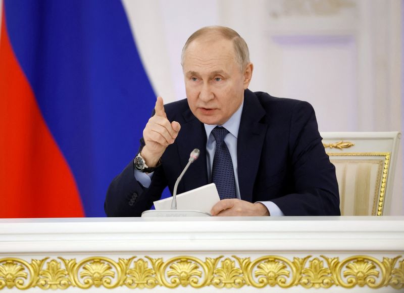 &copy; Reuters. الرئيس الروسي فلاديمير بوتين خلال اجتماع في الكرملين بموسكو يوم 27 ديسمبر كانون الأول 2023. صورة لرويترز من ممثل لوكالات الأنباء.
