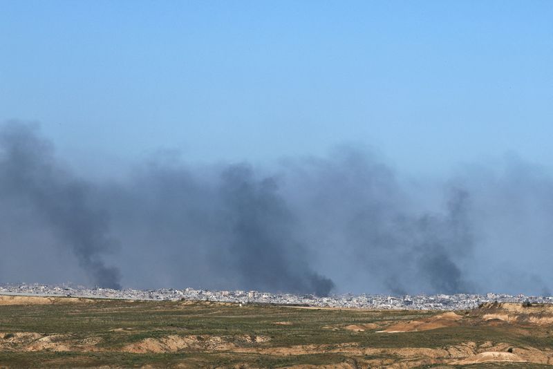 © Reuters. دخان يتصاعد في سماء قطاع غزة يظهر من جنوب إسرائيل يوم 29 ديسمبر كانون الأول2023. تصوير: بيوليتا سانتوس مورا - رويترز.

