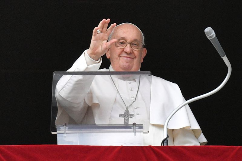 &copy; Reuters. بابا الفاتيكان البابا فرنسيس في الفاتيكان يوم الاثنين. صورة لرويترز من الفاتيكان.
