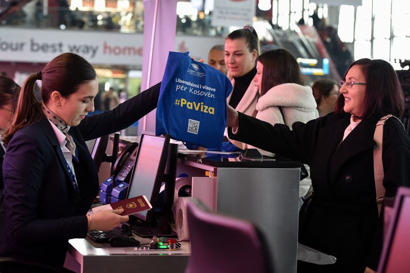 Los Kosovares Celebran Su Exención De Visado Para Viajar Al Espacio Schengen Europeo Por Reuters 4722