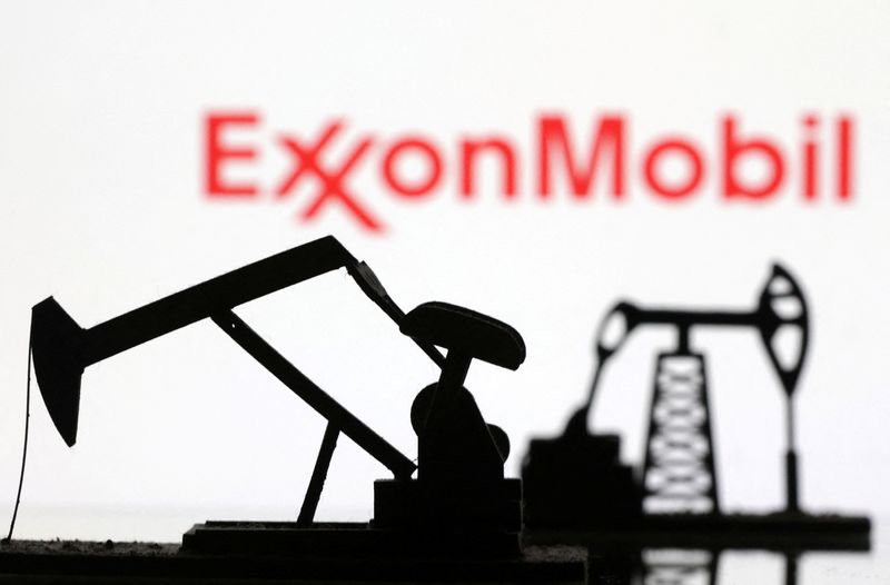© Reuters. صورة توضيحية تجمع شعار شركة إكسون موبيل مع مضخة نفطية. التقطت الصورة يوم 6 أكتوبر تشرين الأول 2023. تصوير: دادو روفيتش - رويترز 