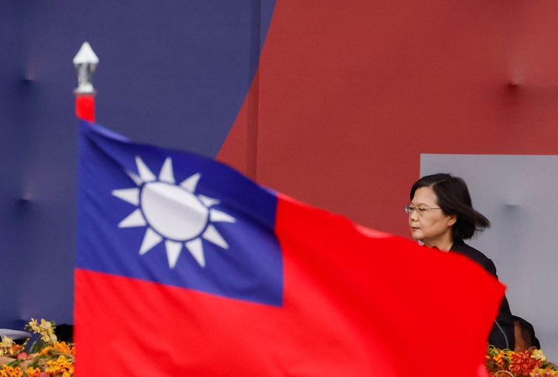 &copy; Reuters. 台湾の蔡英文総統は１日、総統府で年頭の会見を行い、台湾と中国との関係は民意によって決定されるべきで、平和は「尊厳」に基づくものでなければならないと述べた。昨年１０月撮影。
