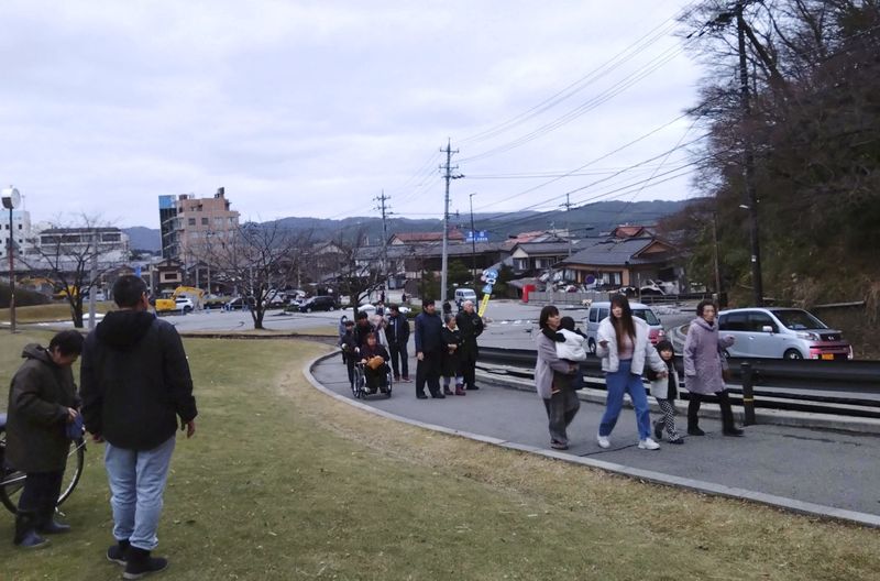 &copy; Reuters. أشخاص يجري إجلاؤهم بعد تحذير من تسونامي بفعل زلزال في منطقة واجيما في محافظة إيشيكاوا في اليابان يوم الاثنين في صورة أصدرتها وكالة كيودو لل