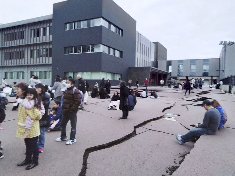 © Reuters. تصدعات كبيرة تظهر في إحدى الطرق جراء زلزال قوي ضرب منطقة واجيما بمحافظة إيشيكاوا في اليابان يوم الاثنين في صورة أصدرتها وكالة كيودو للأنباء. 