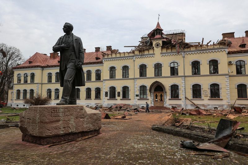 © Reuters. A view shows the university building damaged by a Russian drone strike, where Stepan Bandera, one of the founders of the Organization of Ukrainian Nationalists (OUN), studied, amid Russia's attack on Ukraine, in the town of Dubliany, Lviv region, Ukraine January 1, 2024. REUTERS/Roman Baluk