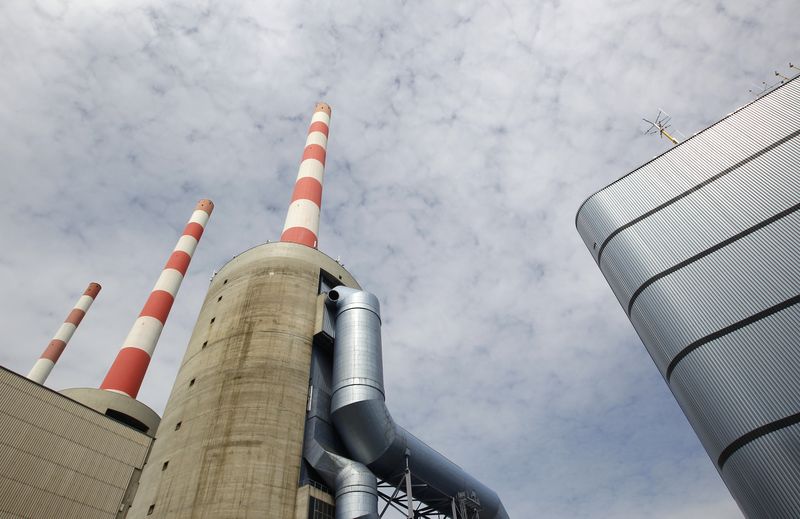 &copy; Reuters. FILE PHOTO: Gas-fired power plant of German utility giant E.ON is pictured in Irsching near the southern Bavarian town of Ingolstadt April 26, 2013. REUTERS/Michaela Rehle/File Photo