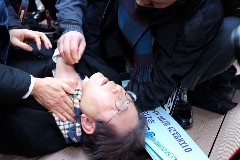 &copy; Reuters. سقوط زعيم حزب المعارضة الكوري الجنوبي لي جاي-ميونج على الأرض عقب تعرضه لهجوم أثناء لقاء مع صحفيين خلال زيارة لمدينة بوسان الساحلية بجنوب ال