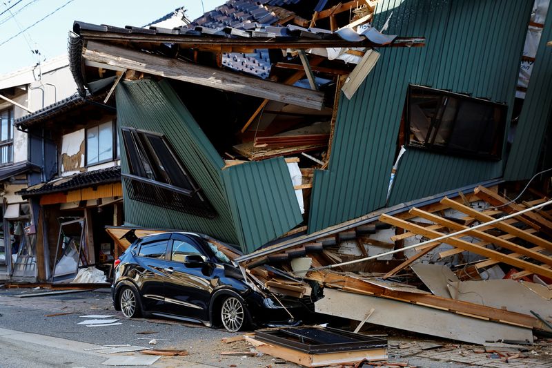 © Reuters. A damaged car stands near a collapsed house, following an earthquake, in Nanao, Ishikawa prefecture, Japan January 2, 2024, REUTERS/Kim Kyung-Hoon