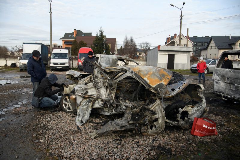 &copy; Reuters. أشخاص يتفقدون سيارة مدمرة في كييف عقب تعرض العاصمة الأوكرانية لهجوم صاروخي وهجمات بالطائرات المسيرة في يوم 29 ديسمبر كانون الأول 2023 . تصوير : 