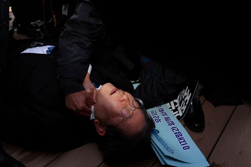 &copy; Reuters. زعيم حزب المعارضة الكوري الجنوبي لي جاي-ميونج يرقد على الأرض عقب تعرضه للطعن أثناء لقاء مع صحفيين خلال زيارة لمدينة بوسان الساحلية بجنوب ال