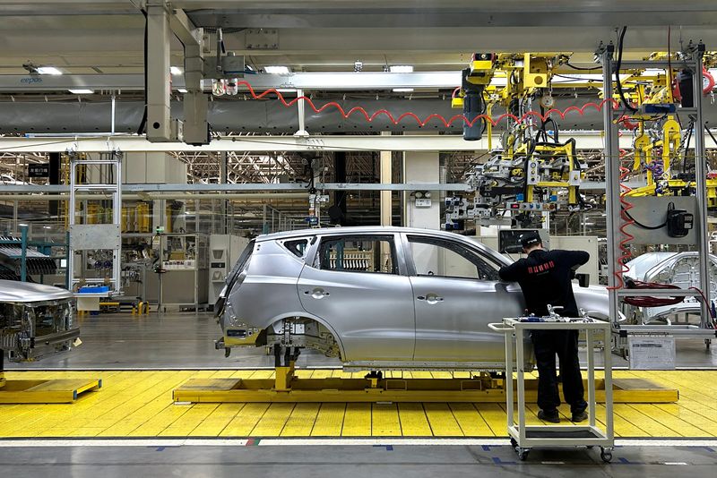 © Reuters. FILE PHOTO: A staff member works on an assembly line manufacturing Geely's GX6 cars, at the Geely's plant in Chengdu, Sichuan province, China April 13, 2023. REUTERS/Zoey Zhang/File Photo