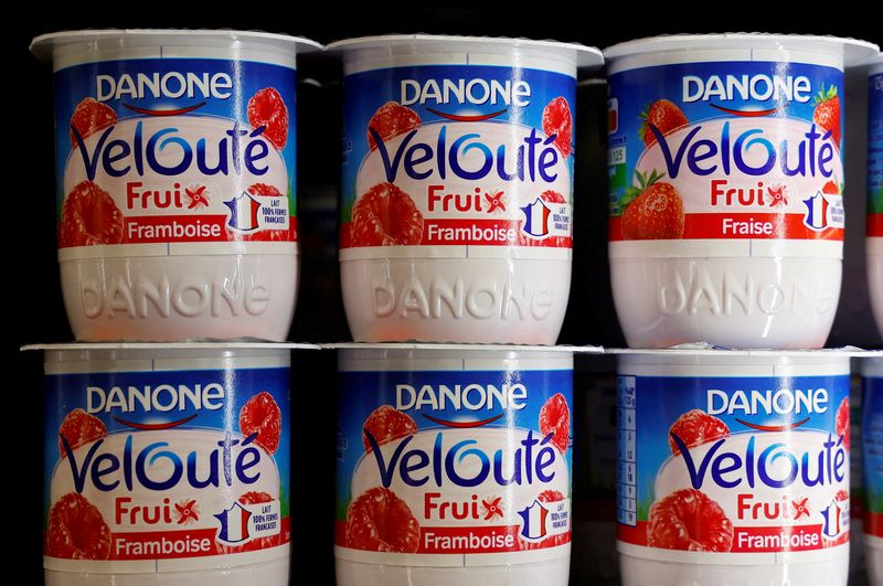 &copy; Reuters. Produits laitiers du groupe alimentaire français Danone dans un supermarché à Nice, France. /Photo d'archives prise le 9 janvier 2023/REUTERS/Eric Gaillard