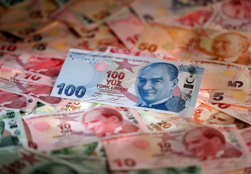 &copy; Reuters. أوراق نقدية من فئة الليرة التركية في صورة توضيحية من أرشيف رويترز.

