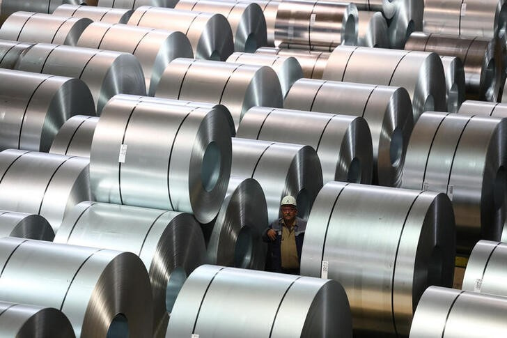 © Reuters. A steel worker walks through an alley of steel coils at the storage and distribution facility of German steel maker ThyssenKrupp in Duisburg, Germany, November 16, 2023.  REUTERS/Wolfgang Rattay/files