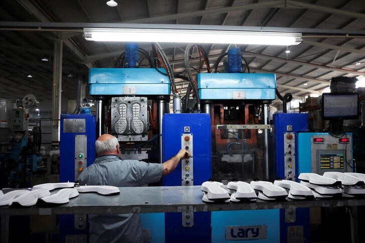 &copy; Reuters. FOTO DE ARCHIVO. Un hombre trabaja en una fábrica de zapatos en Guimarães, Portugal. 24 de febrero de 2023. REUTERS/Pedro Nunes
