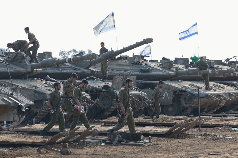 &copy; Reuters. Soldados israelíes caminando junto a tanques, en medio del actual conflicto entre Israel y el grupo islamista palestino Hamás, cerca de la frontera entre Israel y Gaza, en el sur de Israel. 1 de enero de 2024. REUTERS/Violeta Santos Moura